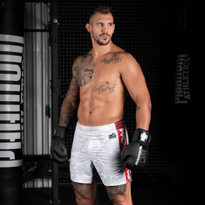 UFC Fighter Aleksander Rakic im Gym mit der Phantom Flex Fightshorts und den Phantom Apex Boxhandschuhen