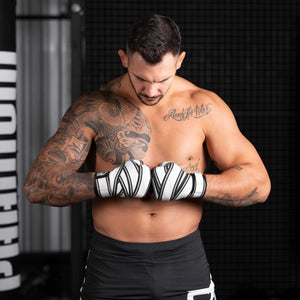 Phantom Boxbandagen für dein Kampfsporttraining.  Ideal für MMA, Muay Thai und Kickboxen. 450cm in den Farben Schwarz/Weiss. UFC FIghter Aleks Rakic beim Training. 