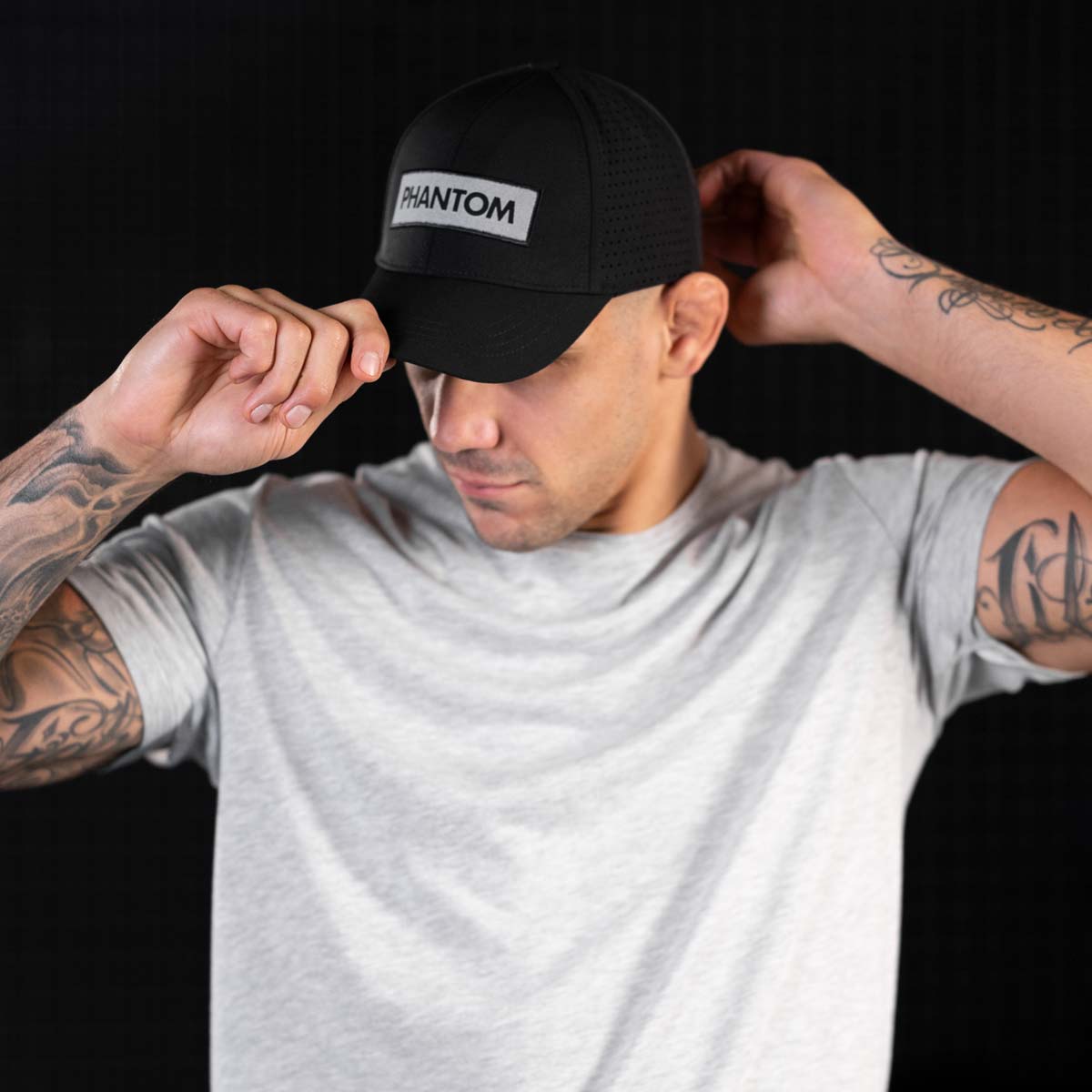 Kampfsport Cap Phantom Laser Sport. Mit reflektierendem Logo für Straße und Outdoortraining. Durch das atmungsaktive Hinterteil mit lasergeschnittenen Ventilationslöchern, bleibt dein Kopf im Training stets kühl. Ideal für MMA, Muay Thai Fighter oder Kickboxer und BJJ Kämpfer. 