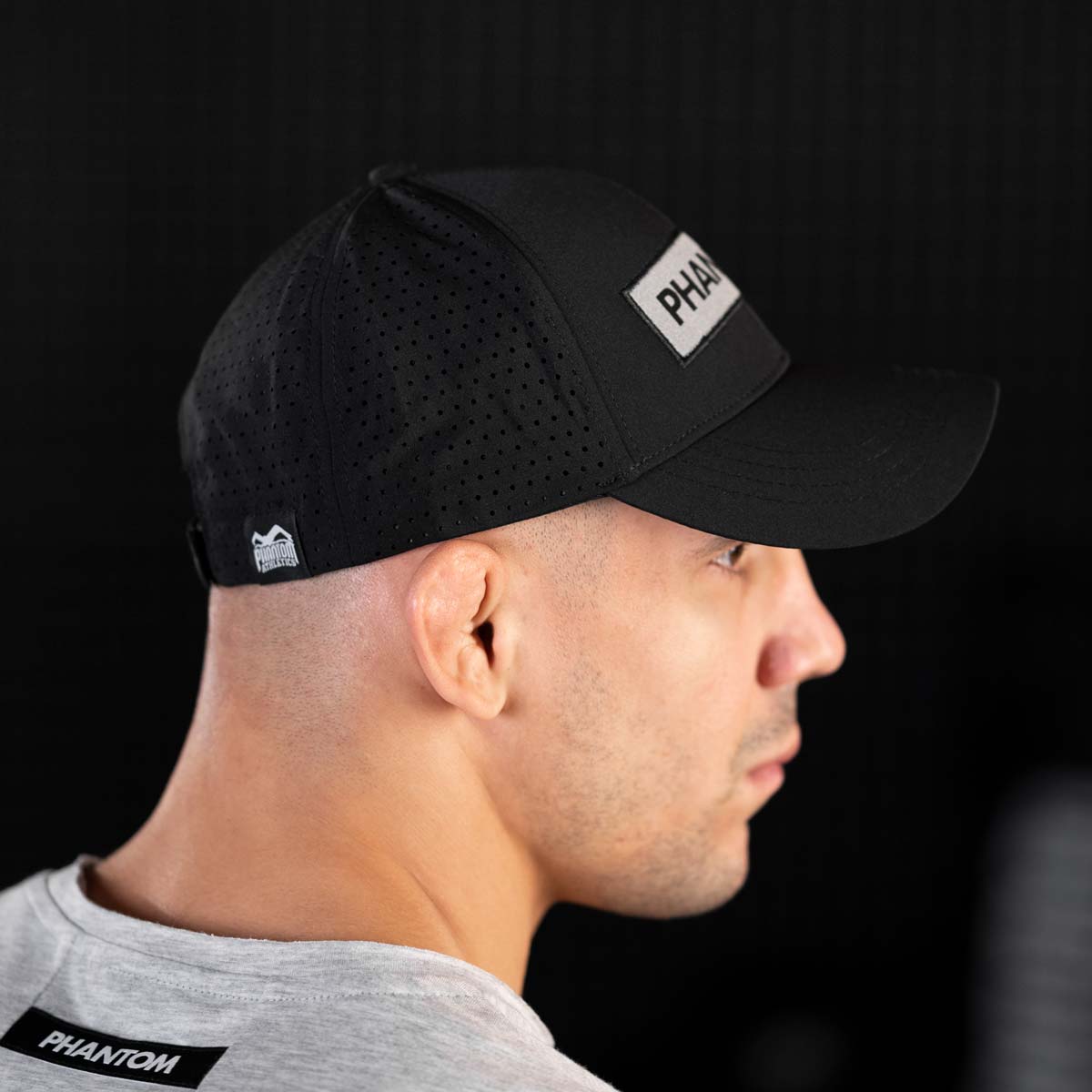 Kampfsport Cap Phantom Laser Sport. Mit reflektierendem Logo für Straße und Outdoortraining. Durch das atmungsaktive Hinterteil mit lasergeschnittenen Ventilationslöchern, bleibt dein Kopf im Training stets kühl. Ideal für MMA, Muay Thai Fighter oder Kickboxer und BJJ Kämpfer. 