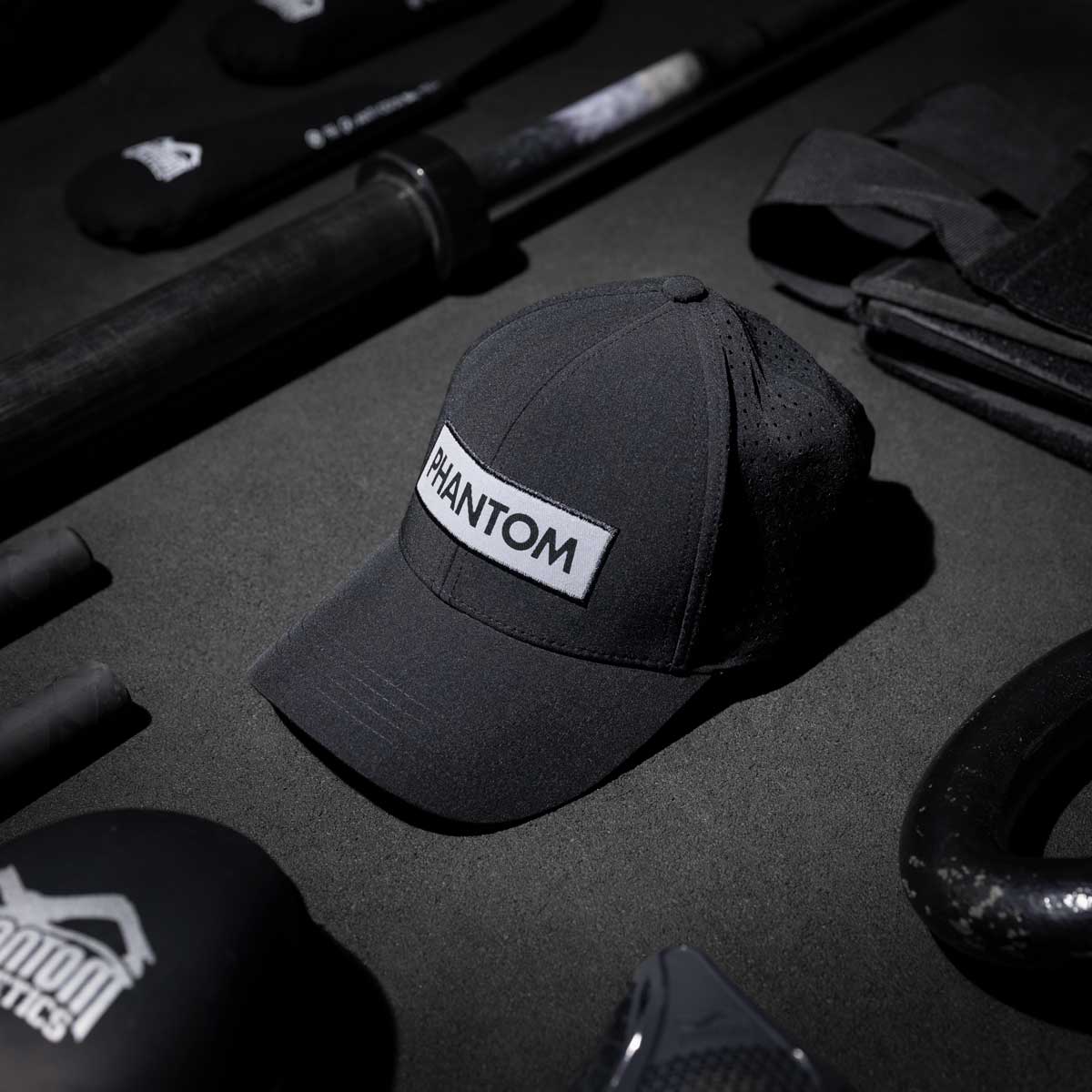 Kampfsport Cap Phantom Laser Sport. Mit reflektierendem Logo für Straße und Outdoortraining. Durch das atmungsaktive Hinterteil mit lasergeschnittenen Ventilationslöchern, bleibt dein Kopf im Training stets kühl. Ideal für MMA, Muay Thai Fighter oder Kickboxer und BJJ Kämpfer. 
