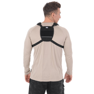 Brusttasche von Phantom Athletics für dein Training. Pefekte anatomische Bauweise für jede Art von Outdoortraining. Ganz egal, ob Joggen, Calisthenics oder Schattenboxen. Mit 2 Taschen für Handy, Geld, Schlüssel und mehr. Reflektierende Logos sorgen dabei für mehr Sicherheit bei schlechten Lichtverhältnissen oder in der Nacht. Sehr angenehm zu tragen und individuell einstellbar. Auch geeignet als Pusherbag für die Straße. Die abnhembare Tasche lässt sich auch mit einem Gurt als Hüfttasche tragen.