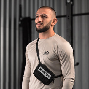 Brusttasche von Phantom Athletics für dein Training. Pefekte anatomische Bauweise für jede Art von Outdoortraining. Ganz egal, ob Joggen, Calisthenics oder Schattenboxen. Mit 2 Taschen für Handy, Geld, Schlüssel und mehr. Reflektierende Logos sorgen dabei für mehr Sicherheit bei schlechten Lichtverhältnissen oder in der Nacht. Sehr angenehm zu tragen und individuell einstellbar. Auch geeignet als Pusherbag für die Straße. Die abnhembare Tasche lässt sich auch mit einem Gurt als Hüfttasche tragen.
