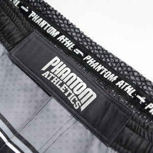 Hochwertige Fightshorts Storm Nitro von Phantom Athletics, speziell für MMA und Kampfsportler entwickelt. Ergonomische Passform bietet sicheren Halt bei dynamischen Workouts.