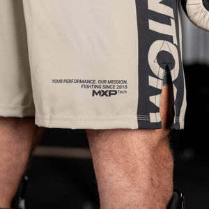 Die Phantom EVO Fightshorts sind die idealen Shorts für deinen Kampfsport. Ganz egal ob MMA, BJJ, Kickboxen oder Muay Thai. Durch das ultraleichte, elastische, reissfeste und schnelltrocknende Material bieten sie die volle Bewegungsfreiheit und maximalen Komfort, so dass du dich ganz auf deinen Fight oder dein Training konzentrieren kannst. Hier in der Farbe Sand Beige.