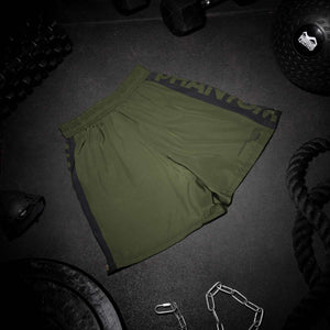 Die Phantom EVO Fightshorts sind die idealen Shorts für deinen Kampfsport. Ganz egal ob MMA, BJJ, Kickboxen oder Muay Thai. Durch das ultraleichte, elastische, reissfeste und schnelltrocknende Material bieten sie die volle Bewegungsfreiheit und maximalen Komfort, so dass du dich ganz auf deinen Fight oder dein Training konzentrieren kannst. Hier in der Farbe Army Grün