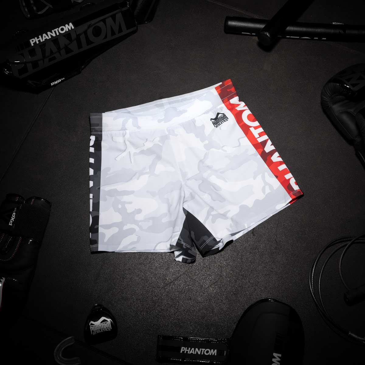 Die Phantom FLEX Fightshorts zählen zu den besten Fightshorts am Markt. Ultraleicht, mega flexibel und reißfest. Reduziert auf ein absolutes Minimum bietet sie dir maximale Performance in deinem Kampfsport. Egal ob BJJ, MMA, Muay Thai oder Kickboxen. Die FLEX Shorts von Phantom Athletics holen das beste aus dir raus. Hier im neuen VIRUS Look in weiß/rot/schwarz und großem Phantom Athletics Schriftzug auf der Seite.  UFC MMA Fighter Aleks Rakic beim Training.
