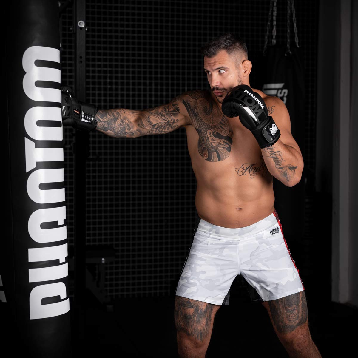 Die Phantom FLEX Fightshorts zählen zu den besten Fightshorts am Markt. Ultraleicht, mega flexibel und reißfest. Reduziert auf ein absolutes Minimum bietet sie dir maximale Performance in deinem Kampfsport. Egal ob BJJ, MMA, Muay Thai oder Kickboxen. Die FLEX Shorts von Phantom Athletics holen das beste aus dir raus. Hier im neuen VIRUS Look in weiß/rot/schwarz und großem Phantom Athletics Schriftzug auf der Seite.  UFC MMA Fighter Aleks Rakic beim Training.