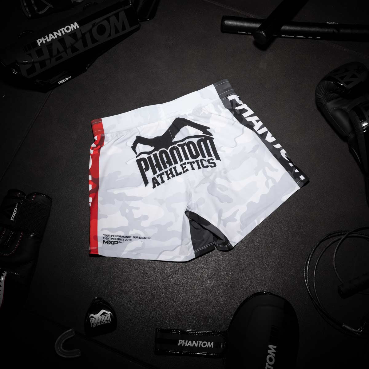 Die Phantom FLEX Fightshorts zählen zu den besten Fightshorts am Markt. Ultraleicht, mega flexibel und reißfest. Reduziert auf ein absolutes Minimum bietet sie dir maximale Performance in deinem Kampfsport. Egal ob BJJ, MMA, Muay Thai oder Kickboxen. Die FLEX Shorts von Phantom Athletics holen das beste aus dir raus. Hier im neuen VIRUS Look in weiß/rot/schwarz und großem Phantom Athletics Schriftzug auf der Seite.  UFC MMA Fighter Aleks Rakic beim Training.