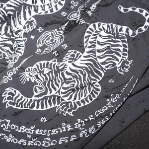 Die Phantom FLEX Fightshorts zählen zu den besten Fightshorts am Markt. Ultraleicht, mega flexibel und reißfest. Reduziert auf ein absolutes Minimum bietet sie dir maximale Performance in deinem Kampfsport. Perfekt für dein Thaiboxen. Die FLEX Shorts von Phantom Athletics holen das beste aus dir raus. Hier im Sak Yant Muay Thai Design.