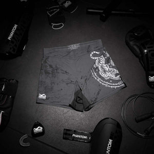 Die Phantom FLEX Fightshorts zählen zu den besten Fightshorts am Markt. Ultraleicht, mega flexibel und reißfest. Reduziert auf ein absolutes Minimum bietet sie dir maximale Performance in deinem Kampfsport. Perfekt für dein Thaiboxen. Die FLEX Shorts von Phantom Athletics holen das beste aus dir raus. Hier im Sak Yant Muay Thai Design.