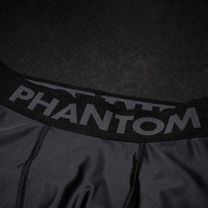 Phantom Athletics Fightshorts Vector Apex Black, ideal für Kampfsportarten wie Grappling, MMA und Muay Thai. Die Kombination aus stilvollem Design und praktischer Funktionalität sorgt für beste Ergebnisse.