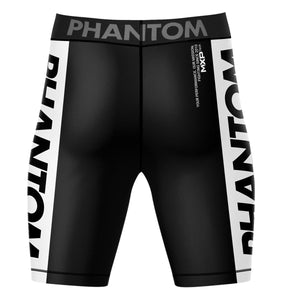 Vector Apex Black Fightshorts von Phantom Athletics, speziell für Kampfsportler entwickelt. Perfekt für intensives Training, Sparring und Wettkämpfe im MMA und Thaiboxen.