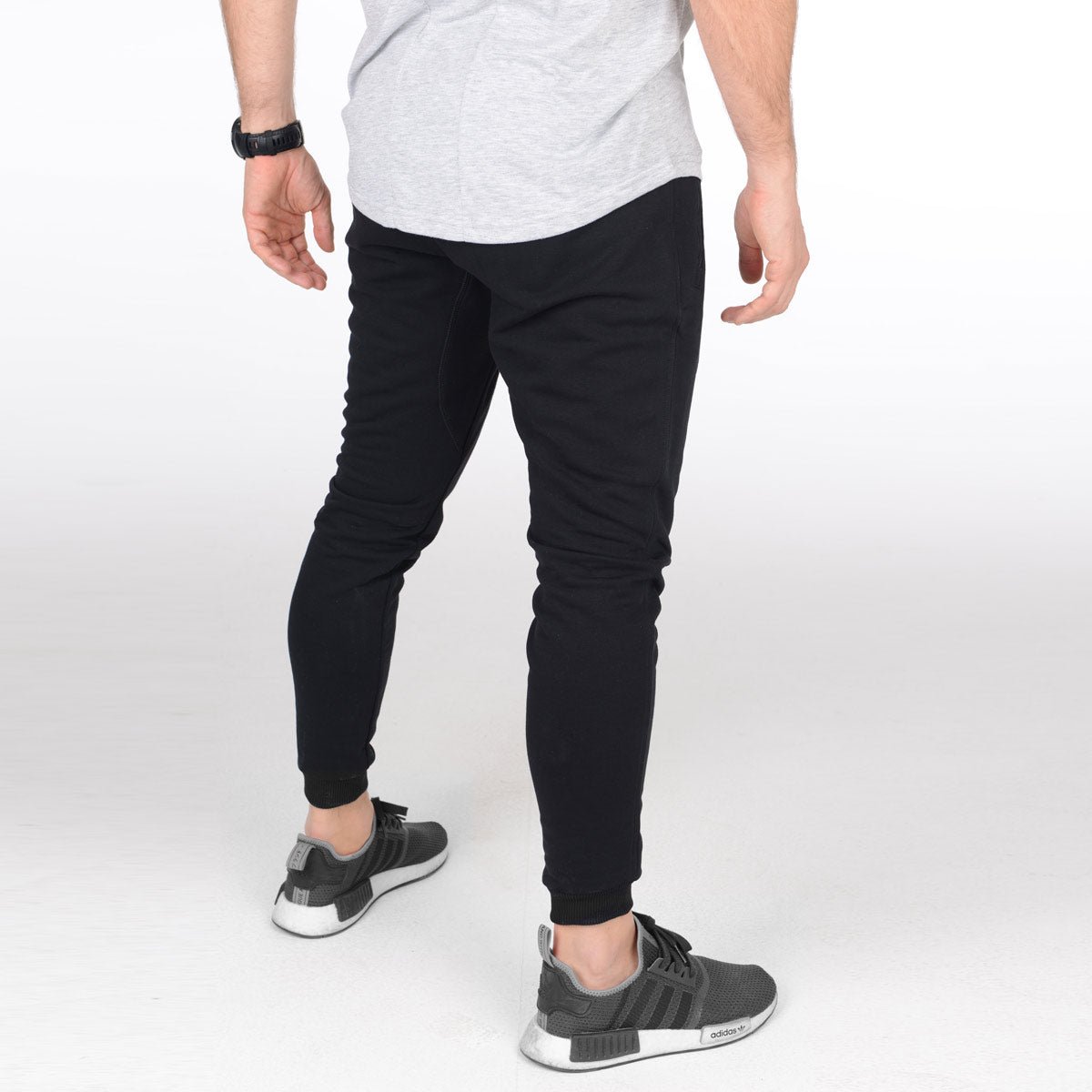 Hochwertige Phantom Athletics Performance-Jogginghose aus der Radar Linie in Schwarz. Zwei seitliche Reißverschlusstaschen und Gesäßtasche bieten praktischen Stauraum fürs Training.