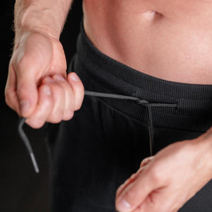 Funktionelle Phantom Athletics Performance-Hose in Schwarz, entwickelt für Bewegungsfreiheit und Langlebigkeit. Klassischer Look kombiniert mit moderner Sportfunktionalität.