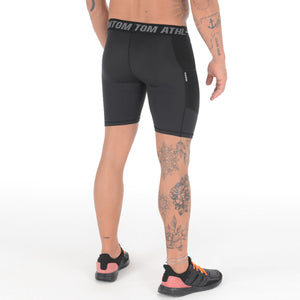 Hochwertige Compression Shorts Tactic von Phantom Athletics für Kampfsportler.
Das atmungsaktive Material und die Kompressionstechnologie unterstützen die Muskelerholung und sorgen für maximalen Komfort im Training.