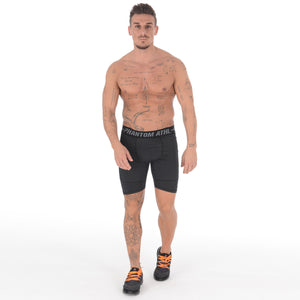 Compression Shorts Tactic von Phantom Athletics für intensives Training.
Leichte und strapazierfähige Shorts, perfekt für Crossfit, Kickboxen und Grappling. Entwickelt für Sportler, die Leistung und Komfort suchen.