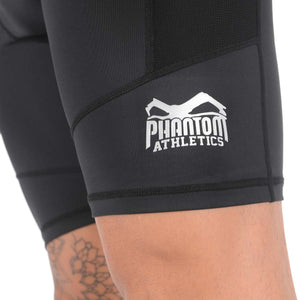 Phantom Athletics Compression Shorts Tactic - Funktionalität und Style.
Mit flachen Nähten und einem sicheren Sitz sind diese Shorts ideal für Muay Thai, BJJ und Fitness-Workouts geeignet.