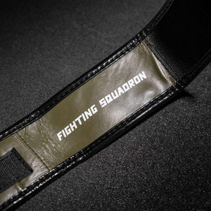 Die lange Handgelenkslasche des Phantom MMA Trainings Handschuhs Fight Squad für ein stabiles Handgelenk