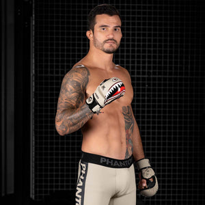 MMA Profi im Gym mit den Phantom MMA Sparring Handschuhen Fight Squad in Sandfarben mit Apex Fightshorts