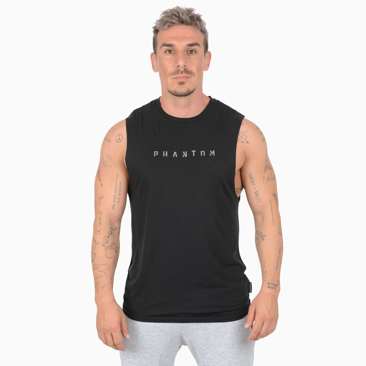 Das Phantom Athletics Sleeveless Shirt Zero 2 in Schwarz bietet maximale Bewegungsfreiheit für intensives Kampfsport-Training wie MMA, Boxen und Kickboxen. Das leichte, atmungsaktive Tri-Blend Material sorgt für hohen Komfort und optimale Performance bei schweißtreibenden Workouts.