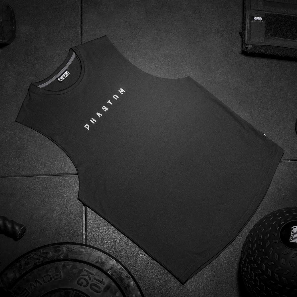 Dieses hochwertige ärmellose Shirt von Phantom Athletics überzeugt durch sein leichtes, atmungsaktives Material für maximale Performance im Kampfsport. Perfekt geeignet für Sparring, Fitness und funktionelles Training im MMA und Muay Thai.