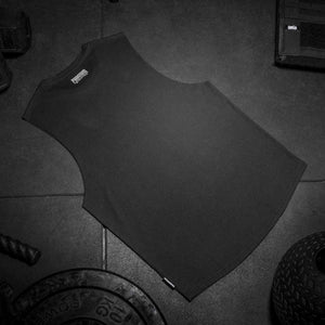 Dieses Kampfsport Sleeveless Shirt von Phantom Athletics kombiniert klassischen Look mit funktionaler Performance für anspruchsvolle Athleten. Der offene Kragen und der moderne Schnitt bieten dir optimale Bewegungsfreiheit bei jedem Training.