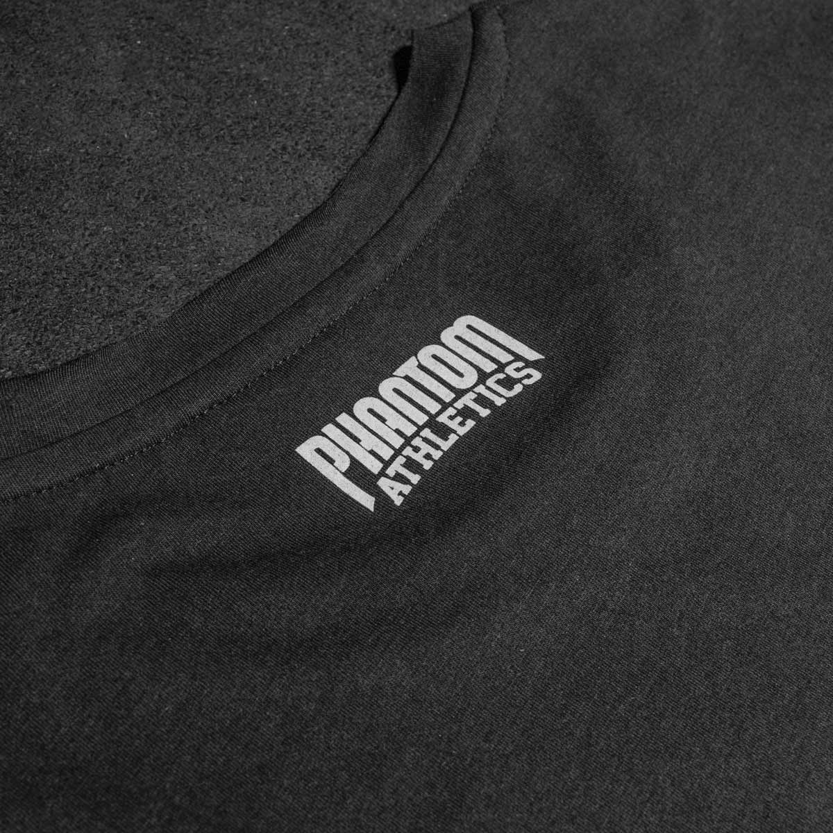 Dieses Phantom Athletics Trainingsshirt ohne Ärmel bietet dir maximale Luftzirkulation und Bewegungsfreiheit bei intensiven Einheiten im Boxen und MMA. Die hochwertige Verarbeitung und das leichte Material machen es zum perfekten Begleiter für anspruchsvolle Kampfsportler.