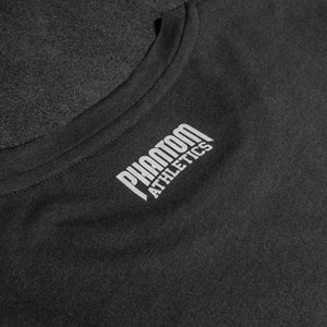 Dieses Phantom Athletics Trainingsshirt ohne Ärmel bietet dir maximale Luftzirkulation und Bewegungsfreiheit bei intensiven Einheiten im Boxen und MMA. Die hochwertige Verarbeitung und das leichte Material machen es zum perfekten Begleiter für anspruchsvolle Kampfsportler.