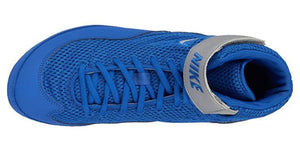 Nike Inflic 3 Ringerschuhe. Der fortschrittliche Ringerschuh für Anfänger und fortgeschrittene Ringer. Mit hoher Traktion auf der Matte und extra Klettverschluss am Knöchel. Bei Nike stimmt Qualität und Tragekomfort. Hier in der Farbe blau.