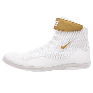 Nike Inflic 3 Ringerschuhe. Der fortschrittliche Ringerschuh für Anfänger und fortgeschrittene Ringer. Mit hoher Traktion auf der Matte und extra Klettverschluss am Knöchel. Bei Nike stimmt Qualität und Tragekomfort. Hier in der Farbe weiss/gold