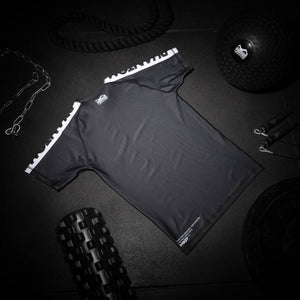 Phantom Rashguard für deinen Kampfsport. Eng anliegendes Kompressionstop für MMA, BJJ, Ringen, Muay Thai und andere Fight Sportarten. Perfekte Verarbeitung, Tragekomfort und Performance. Ideal für Training und Wettkampf. Hier im schwarzen Apex Design.