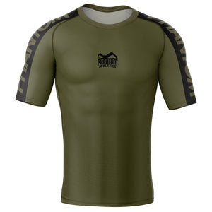 Phantom Rashguard für deinen Kampfsport. Eng anliegendes Kompressionstop für MMA, BJJ, Ringen, Muay Thai und andere Fight Sportarten. Perfekte Verarbeitung, Tragekomfort und Performance. Ideal für Training und Wettkampf. Hier im army grünen Apex Design. 