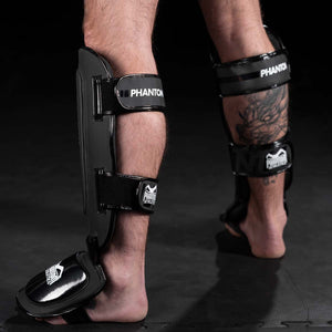 Die Phantom Apex Hybrid Schienbeinschützer werden mit Klettverschluss geschlossen und bieten so eine ideale Passform und perfekten halt im MMA Training
