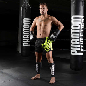Kickboxer Andy Souwer mit den Phantom Impact SO Schienbeinschonern im Kampfsport Gym.