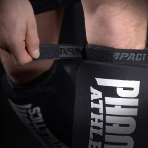 Die Phantom Impact SO Schienbeinschoner werden mit einem Klettverschluss geschlossen um noch besseren Halt im Training und Sparring zu bieten.
