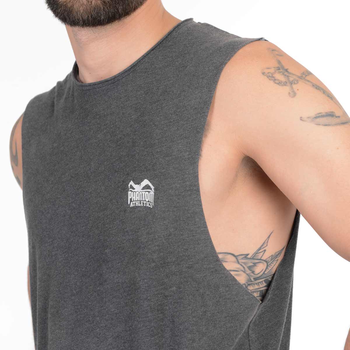 Das Phantom Athletics Muay Thai Sleeveless Shirt bietet dir durch seinen offenen Kragen und den modernen Athletic Fit optimale Luftzirkulation und Bewegungsfreiheit. Ideal für intensive Trainingseinheiten im Kampfsport und im Gym.