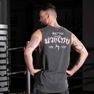 Das Phantom Athletics Muay Thai Sleeveless Shirt kombiniert authentischen Muay Thai Style mit moderner Performance für anspruchsvolle Fighter. Der markante Rückenprint und der sportliche Schnitt machen es perfekt für Training und Kampfsport-Alltag.