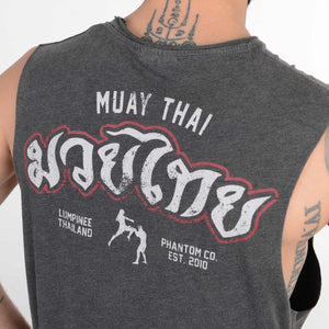 Das Phantom Athletics Sleeveless Shirt Muay Thai ist ideal für ambitionierte Athleten, die im Training auf Qualität und Funktion setzen. Das flexible Material unterstützt dich bei schnellen Bewegungen und intensiven Sparringseinheiten.