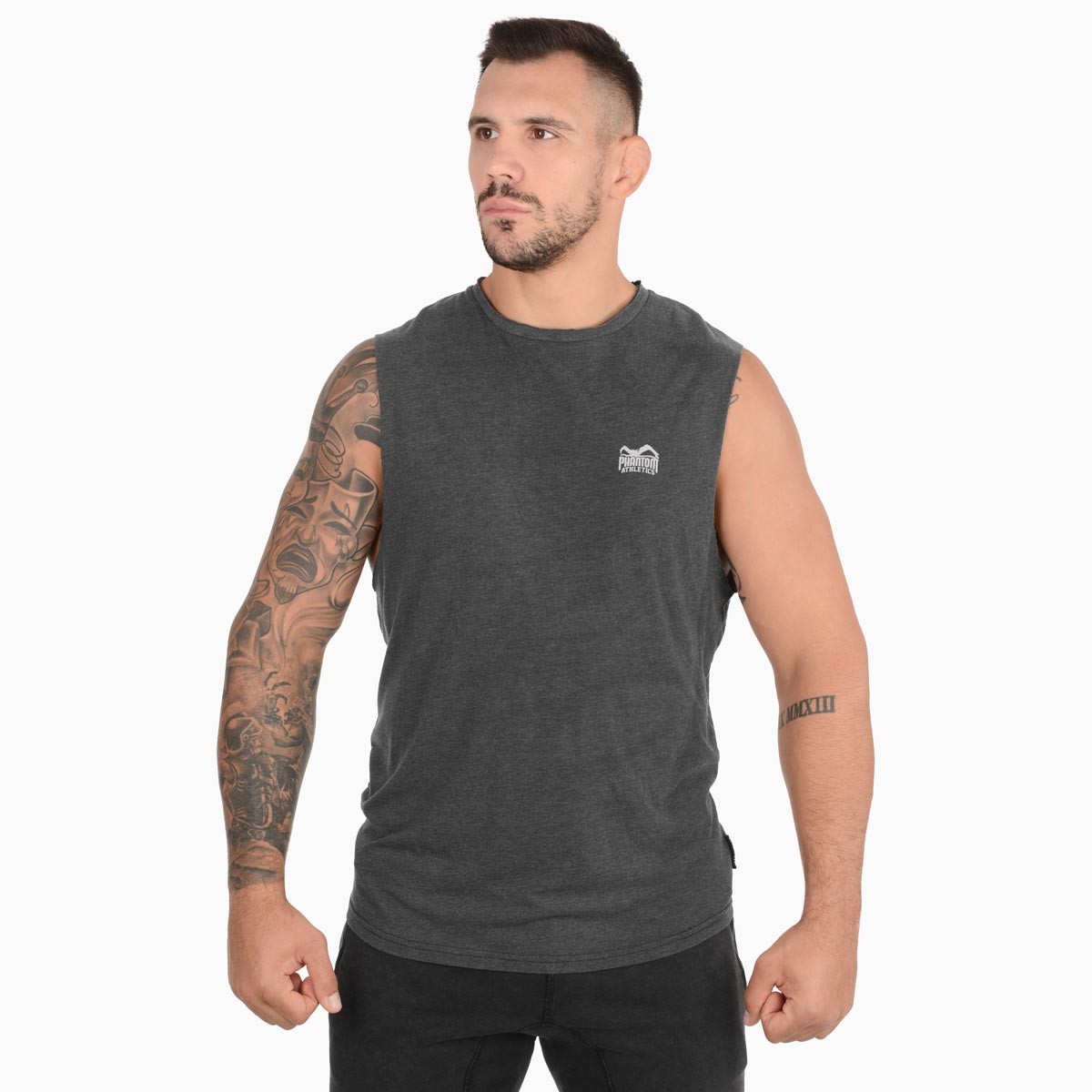 Dieses hochwertige ärmellose Trainingsshirt von Phantom Athletics überzeugt durch sein leichtes, atmungsaktives Tri-Blend Material für ein angenehm kühles Tragegefühl. Ideal für schweißtreibende Einheiten im Gym, Grappling und funktionelles Training im Kampfsport.