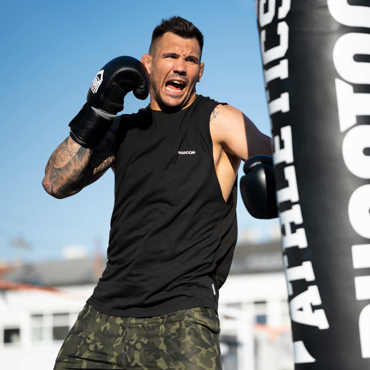 Dieses Phantom Athletics Sleeveless Shirt kombiniert modernen Style mit funktionalem Design für dein tägliches Kampfsport-Training. Der atmungsaktive Materialmix sorgt für Komfort und konstante Performance bei jeder Einheit.