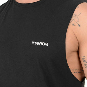Das Phantom Athletics Sleeveless Shirt Superior ist ideal für anspruchsvolle Athleten, die im Training auf Qualität und Funktion setzen. Der leichte Stoff fühlt sich angenehm auf der Haut an und unterstützt deine Performance im Sparring.