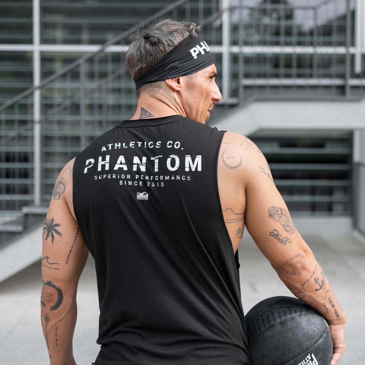 Das Phantom Athletics Superior Sleeveless Shirt kombiniert klassischen Kampfsport-Style mit moderner Performance für ambitionierte Fighter. Der athletische Schnitt sorgt für optimalen Sitz und unterstützt dich bei intensiven Trainingseinheiten.