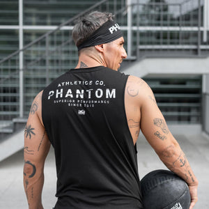 Das Phantom Athletics Superior Sleeveless Shirt kombiniert klassischen Kampfsport-Style mit moderner Performance für ambitionierte Fighter. Der athletische Schnitt sorgt für optimalen Sitz und unterstützt dich bei intensiven Trainingseinheiten.