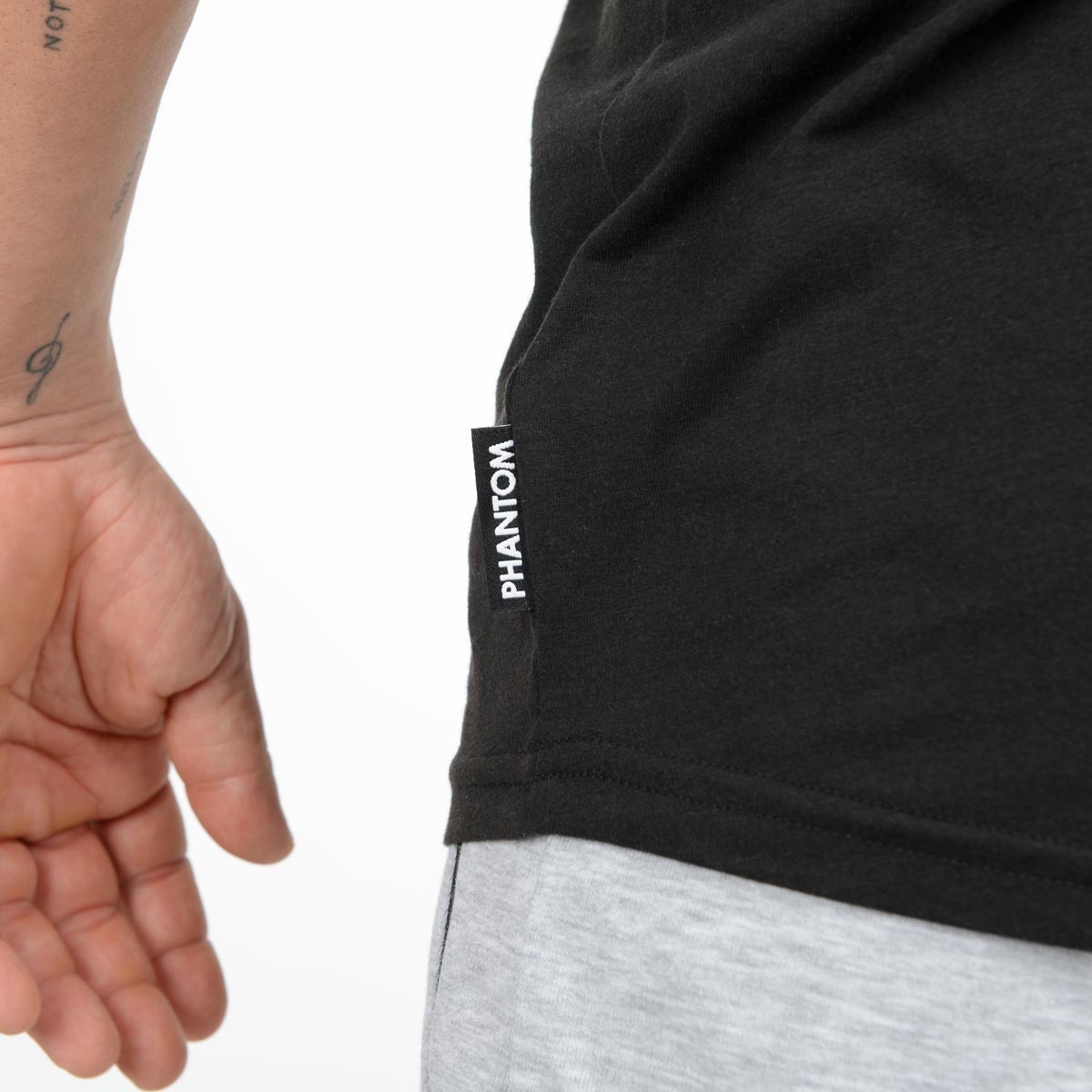 Das Phantom Athletics Sleeveless Shirt Superior überzeugt durch seinen offenen Schnitt und das leichte Tri-Blend Material für maximale Luftzirkulation bei intensivem Kampfsport-Training. Ideal für MMA, Muay Thai und Kickboxen, bietet es dir optimalen Komfort und volle Bewegungsfreiheit bei jeder Trainingseinheit.