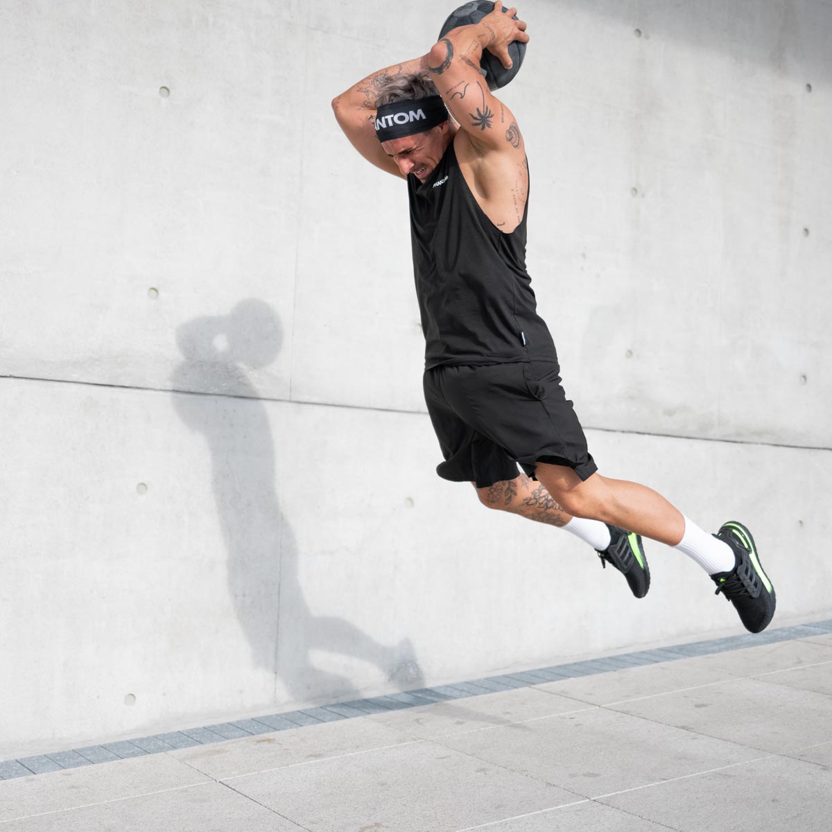 Das Phantom Athletics Superior Sleeveless Shirt bietet dir durch seinen lockeren Athletic Fit optimale Luftzirkulation und Bewegungsfreiheit. Ideal für intensive Trainingseinheiten im MMA, Grappling und Gym.