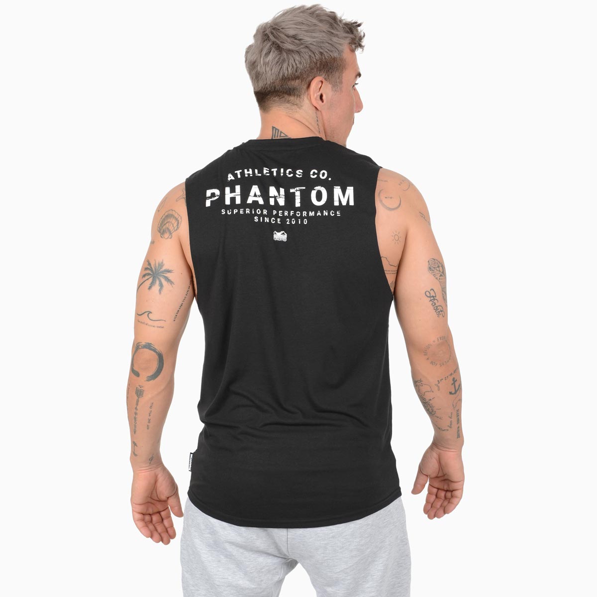 Das Phantom Athletics Sleeveless Shirt Superior in Schwarz bietet maximale Bewegungsfreiheit für intensives Kampfsport-Training wie MMA, Boxen und Kickboxen. Der offene Schnitt mit weiten Armausschnitten sorgt für uneingeschränkte Performance bei Sparring und Workouts.