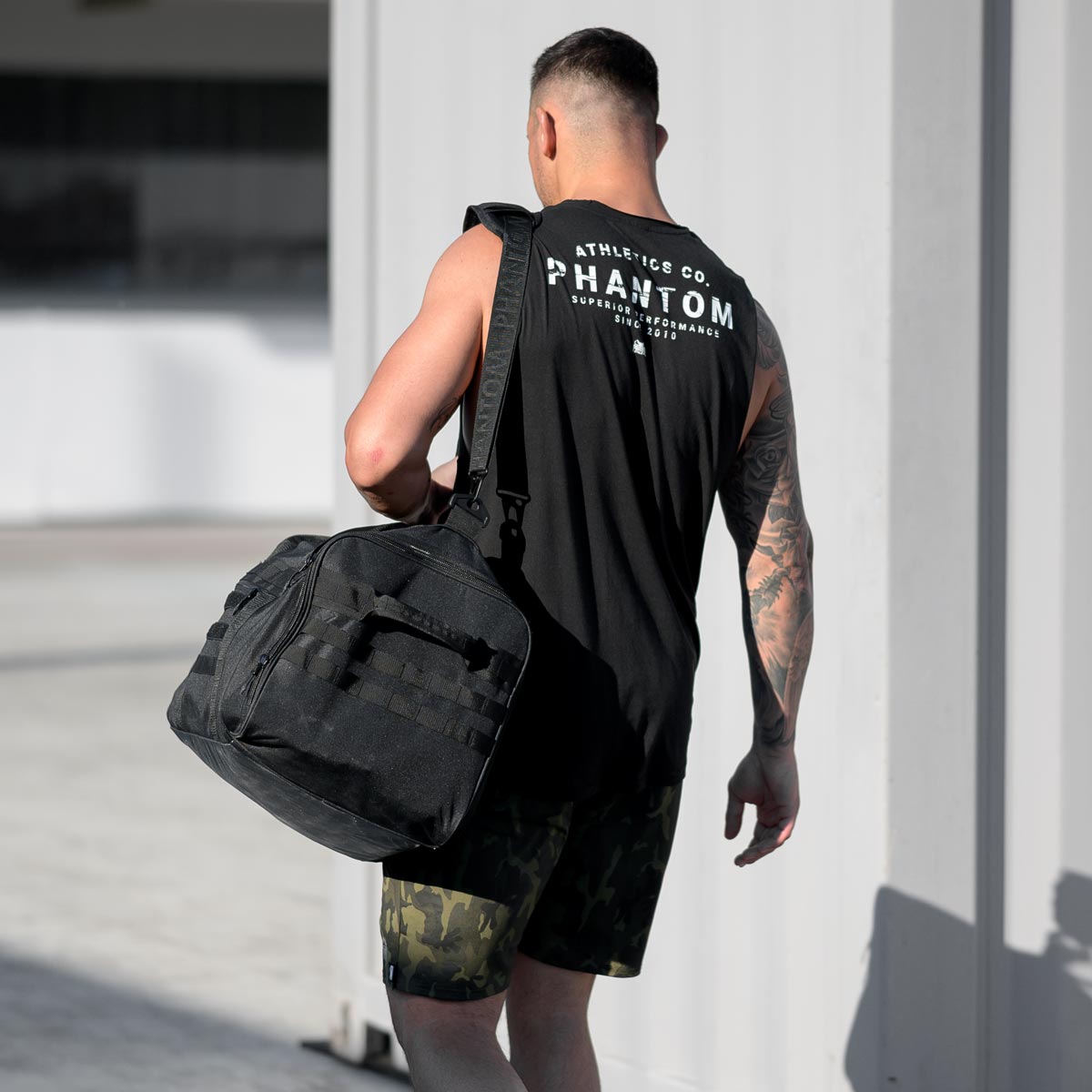 Dieses Kampfsport Sleeveless Shirt von Phantom Athletics bietet dir dank flexiblem Material maximale Beweglichkeit und hohen Komfort bei dynamischen Einheiten. Perfekt geeignet für Boxen, MMA und funktionelles Training.