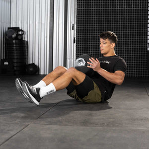 Die Performance Socken in Weiß von Phantom Athletics vereinen sportliches Design mit funktionalem Tragekomfort. Sie bieten optimale Unterstützung, Atmungsaktivität und Halt – ideal für intensives Training im Gym oder Kampfsportbereich.