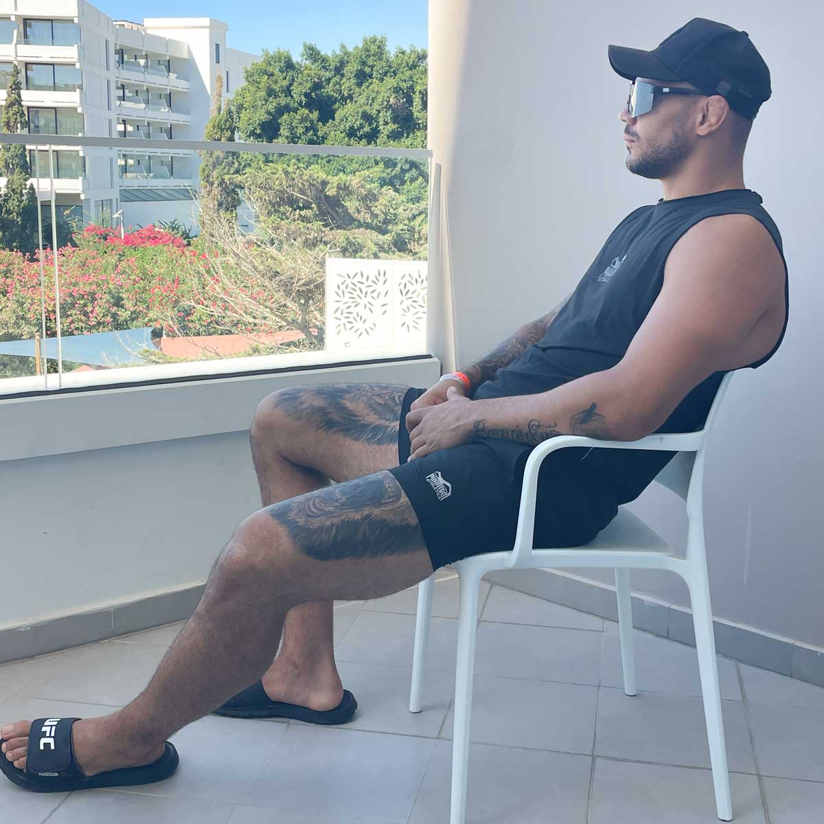 Phantom Athletics Sportsonnenbrille DELTA mit blauen Gläsern – ideal für Trainingseinheiten im Freien, MMA oder Boxen. Ultraleicht, robust und mit markantem Phantom-Branding.